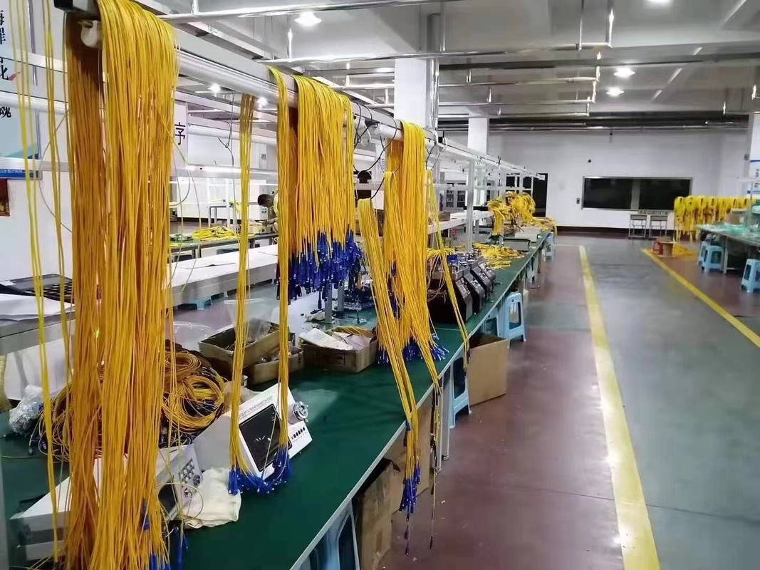 Wysokiej jakości producent bezpośredni kabel krosowy światłowodowy Typy interfejsów SC / LC, zakres długości 1,5 m-30 m LSZH