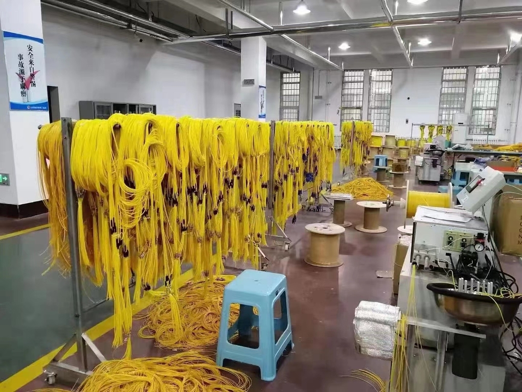 Wysokiej jakości producent bezpośredni kabel krosowy światłowodowy Typy interfejsów SC / LC, zakres długości 1,5 m-30 m LSZH